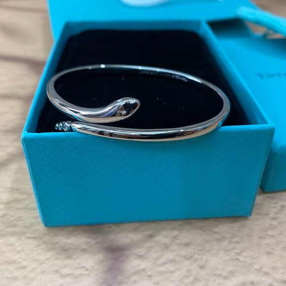 Classic Bracelet with Refined Detailing - Picture 1 of 6